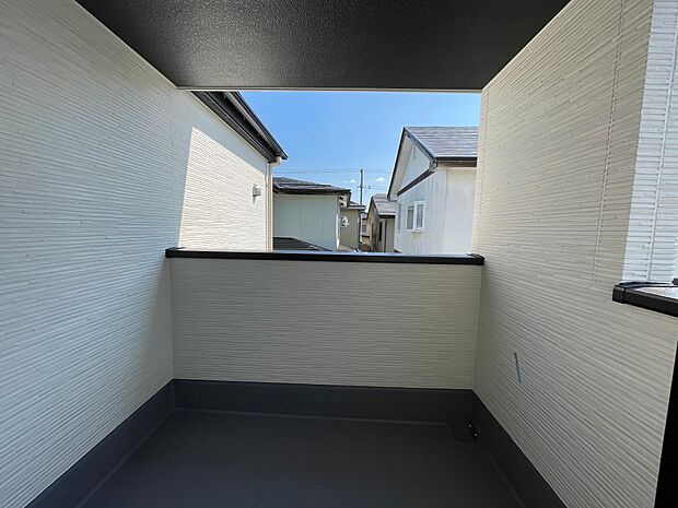 南向きのバルコニー♪洗濯物もお布団もたっぷり干せます♪