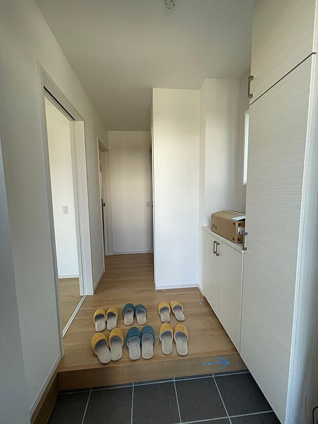 白を基調とした明るい玄関スペース♪シューズボックスは大容量で革靴もスニーカーもたくさん収納可能♪いつもきれいな玄関を保てます♪