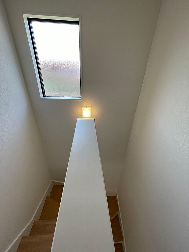 光が入って明るい階段♪