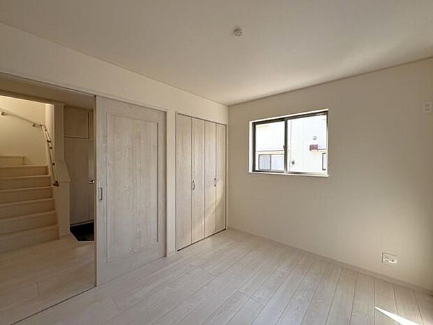 1階にある約5.7帖の洋室です♪書斎や客間など、ライフスタイルに合わせて使えるのが魅力です♪