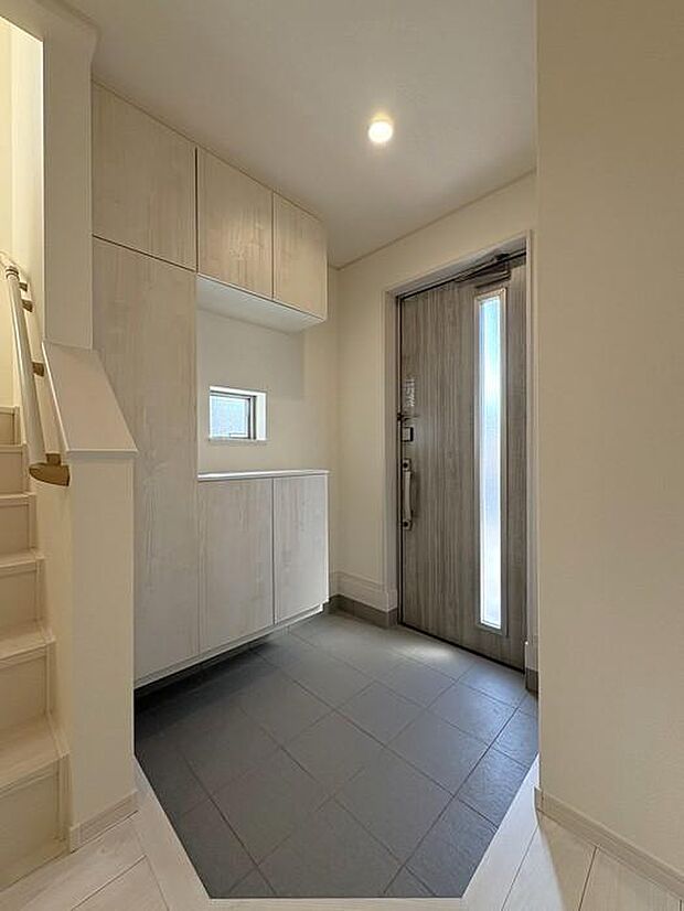 採光窓付きの玄関扉で、明るい玄関♪大きなシューズクローゼットは使い心地が良く収納力も抜群です♪