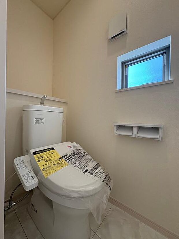 2階のトイレです♪トイレは各階にございます♪忙しい時間帯にも2か所あると、便利で安心感が増しますね♪