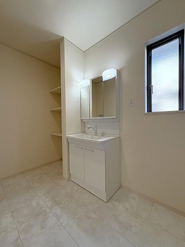 約3畳の洗面所はとても広々としており、洗濯や身支度の動線も快適♪家事もはかどる空間です♪