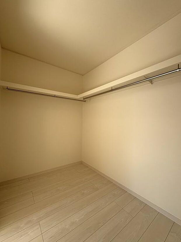 2階約7帖洋室にあるウォークインクローゼットです♪洋服の収納もしやすいよう、ハンガーパイプ付です♪