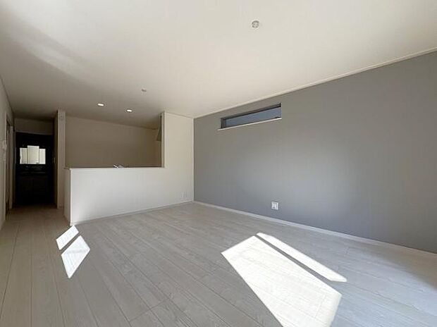 グレーのアクセントクロスが効いた落ち着きのあるリビング。ゆったりと過ごすのに最高の空間ですね！