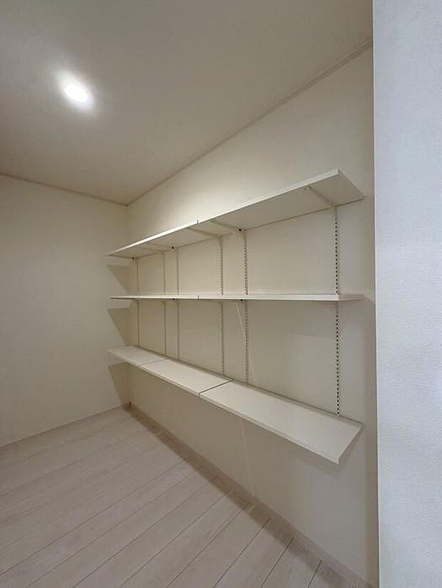 キッチン裏の大容量パントリーです♪可動棚付きで何でもきっちり収まる理想のパントリーでキッチン周りもすっきり♪