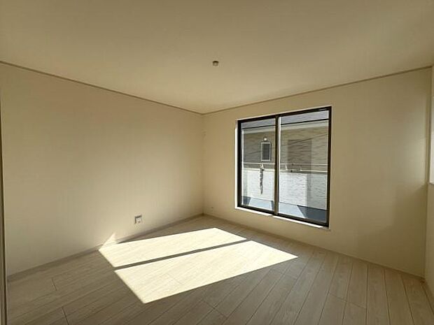 2階にある約7帖の洋室です♪ベッドやデスクを置いてもゆったり使える広さが魅力です♪