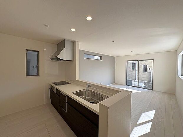 カウンターキッチンからはリビング全体を見渡せるので、料理をしながら家族との会話も弾みます♪ 