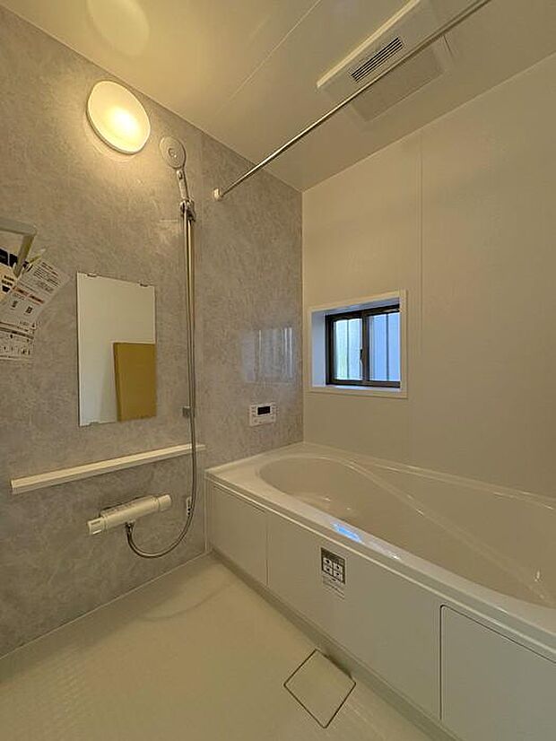 シンプルで使いやすいお風呂で、のんびり入浴タイムを♪疲れをしっかり癒してくれる快適な浴室です♪