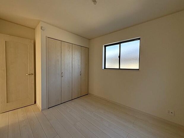 2階にある約5.2帖の洋室です♪クローゼットは扉がついているので、収納後扉を閉めるとスッキリとした空間へ♪