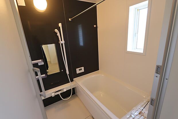 浴室には窓もあり通風・彩光に優れています♪