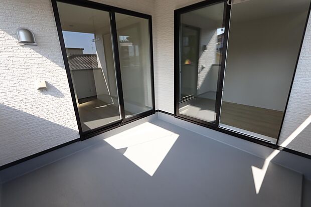 ルーフバルコニーは外出時の急な雨にも安心♪2室から行き来出来るのがおススメです♪