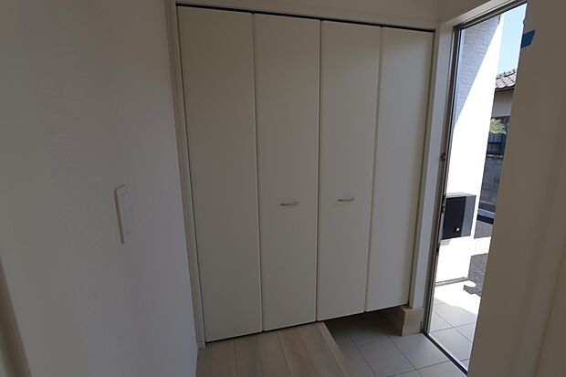 玄関のクローゼット収納たっぷりです♪