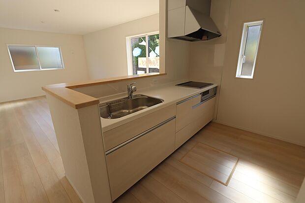 飲み物や缶詰の保存に便利な床下収納付き♪