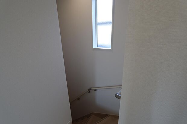 2階の階段スペースに窓があり明るいです♪　