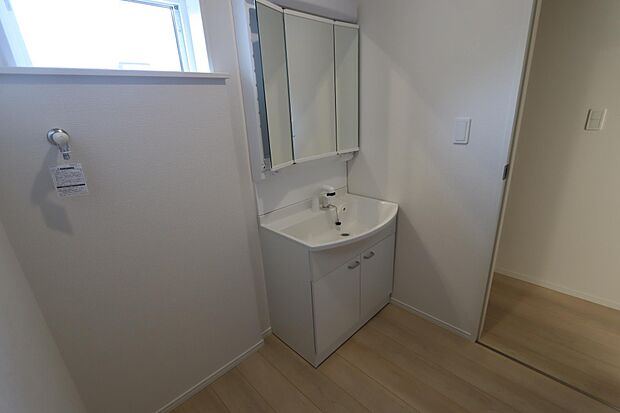 シャンプドレッサーに窓付きの洗面スペース♪