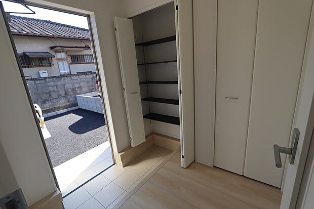 玄関の収納たっぷりです♪