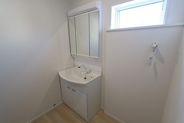 シャンプドレッサーに窓付きの洗面スペース♪