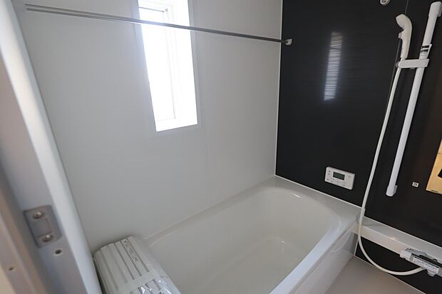 浴室には窓もあり通風・彩光に優れています♪