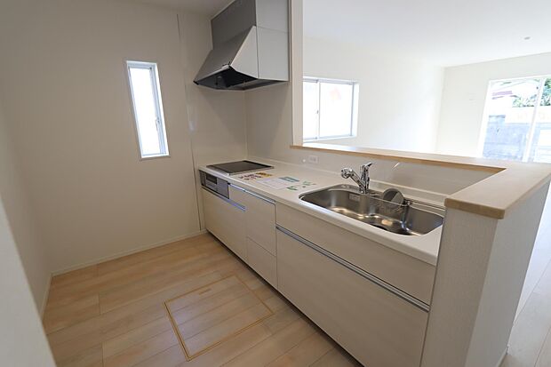 飲み物や缶詰の保存に便利な床下収納付き♪