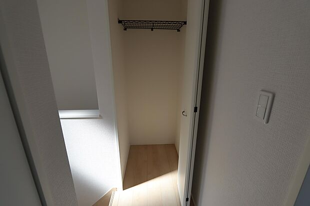 2階の廊下にもクローゼットがあり、お掃除用具など仕舞えて便利です♪