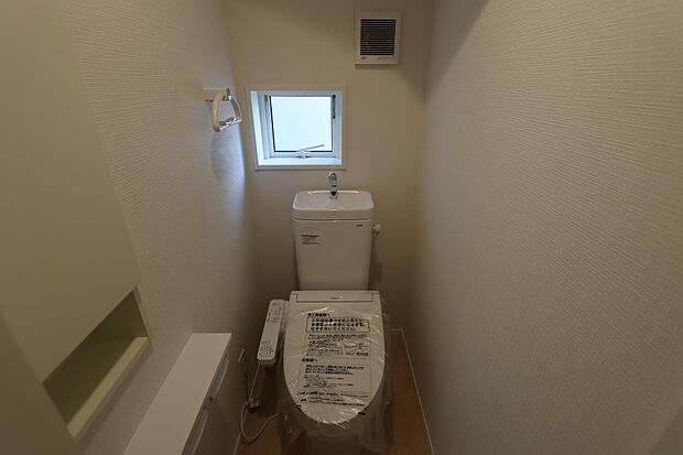 写真は1階トイレですが、2階にもあります♪