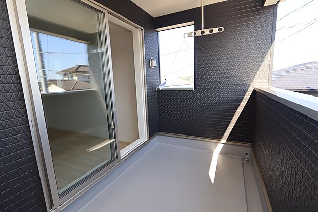 ルーフバルコニーは外出時の急な雨にも安心♪