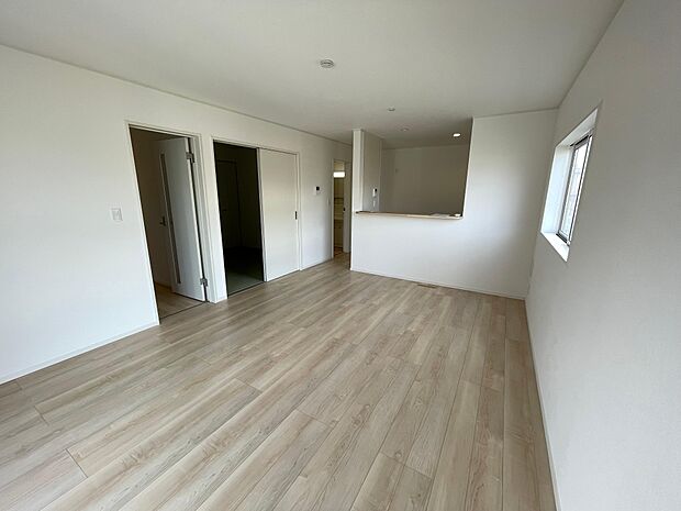 毎日の疲れを癒してくれるリビング♪彩光とプライバシーを考えた窓の配置でゆったりと家族と団らんできます♪ソファーやローテーブルを置いてもゆとりのある広さです♪