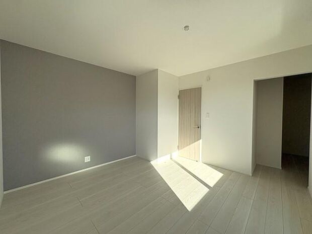 2階にある約7.5帖の洋室です♪