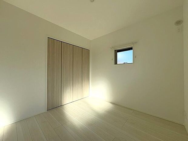 2階にある6帖の洋室です♪