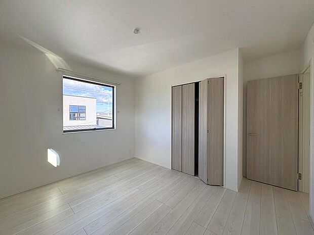 2階にある6.7帖の洋室です♪