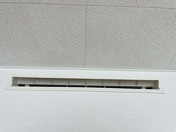 空調された新鮮な空気は、天井脇の吹き出し口から全部屋に流れます♪