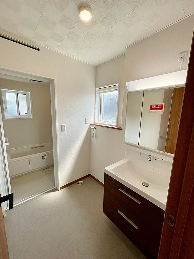 ゆったりとした洗面脱衣所♪はしゃぐお子さまとの着替えも問題なしです♪ドラム式洗濯機も余裕で設置できる広さです♪