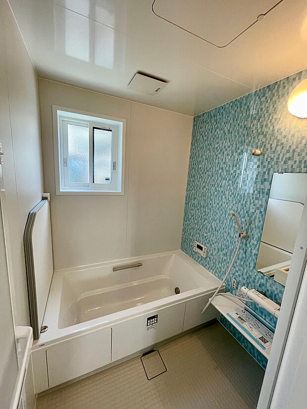 床の乾きやすい1坪タイプの浴槽♪足を伸ばしてゆっくり入浴できます♪