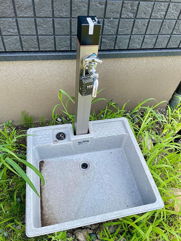 外構には立水栓があり、お庭で洗車も可能です♪