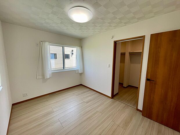 大容量のファミリークローゼットが付いた主寝室♪