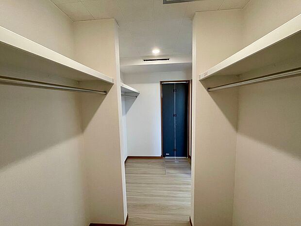 ファミリークローゼットはリビングからも出入りができるので、使い勝手がとても良いです♪