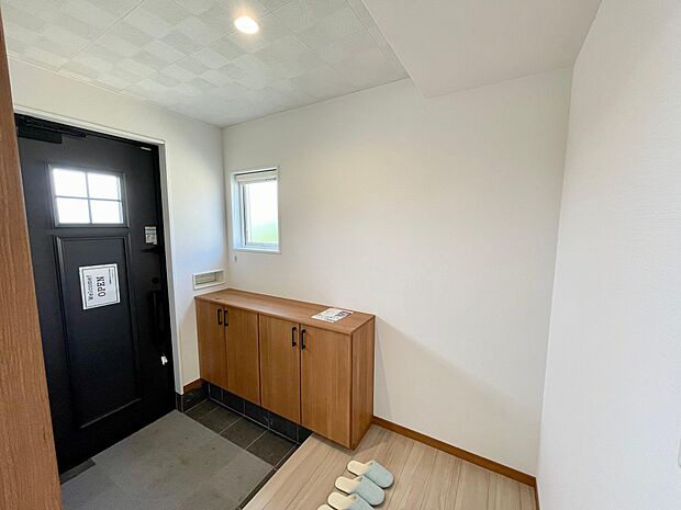 南向きの明るい玄関スペース♪シューズボックス付き♪