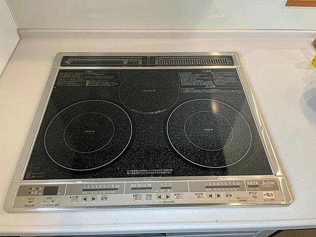 火を使わないIHクッキングヒーターで安心♪お子様とお料理も楽しめます♪温度調節や揚げ物用の設定も充実しています♪魚焼きグリルもお手入れしやすく嬉しい作りです♪
