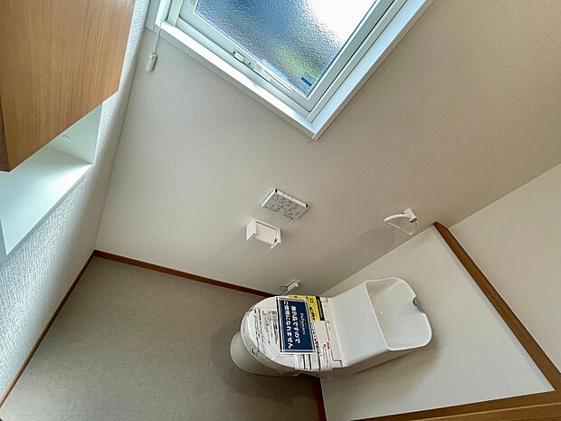 光の入る明るいトイレスペース♪ウォシュレット機能付き♪