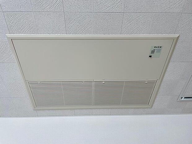 天井にある冷暖房装置♪これ一台で、部屋中を一年中快適な温度に調整してくれます。外気の新鮮な空気を取り入れ熱交換しています♪寒さ、暑さのストレスがなくて快適な生活を送くることができます♪