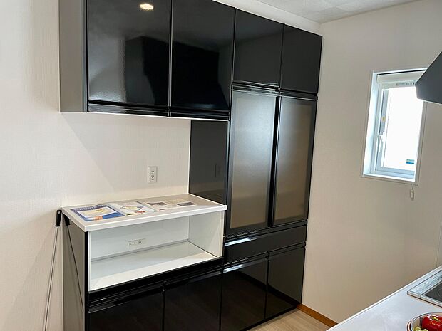 備え付けカップボート♪レンジも炊飯器もお皿もキッチン用品もたっぷり収納可能です♪