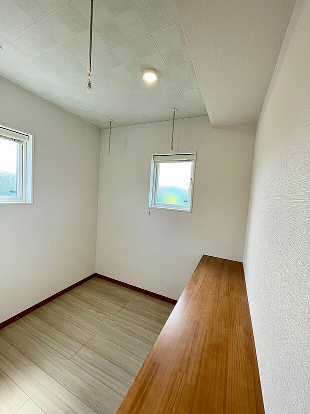 洗濯物干しスペースはゆったりとしていて、アイロンがけもできます♪天井のホスクリーンは取り外し可能で、別の用途でも仕様可能です♪