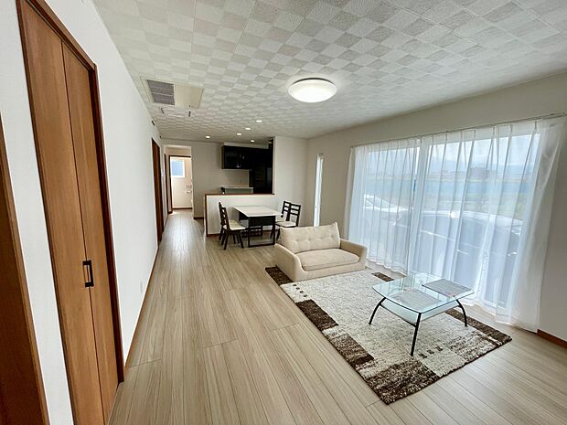 毎日の疲れを癒してくれるリビング♪南から入る陽当たりの良いリビングでゆったりと家族と団らんできます♪ソファーやローテーブルを置いてもゆとりのある広さです♪アクセントの入った天井がとてもおしゃれです♪