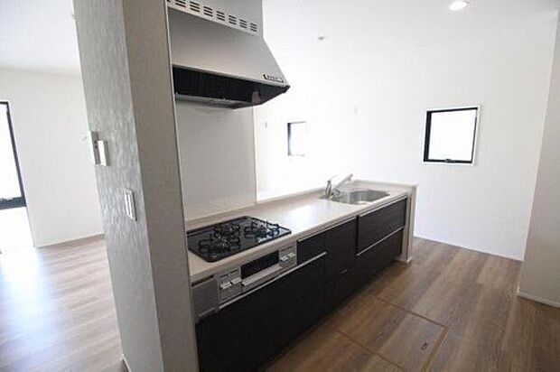 人気の対面式システムキッチン採用（3口コンロ・ワイドシンンク・浄水器）！すぐ横には勝手口あり