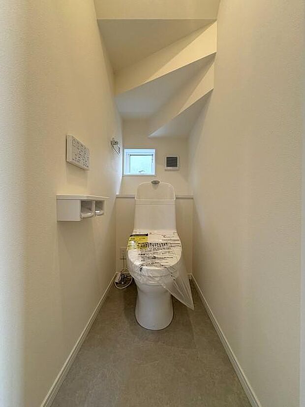 トイレは1・2階とも『TOTO』を採用。フチレスのトイレで、とても掃除のしやすい仕様です。ペーパーホルダーも2連式を採用し、使いやすさをプラスしました。