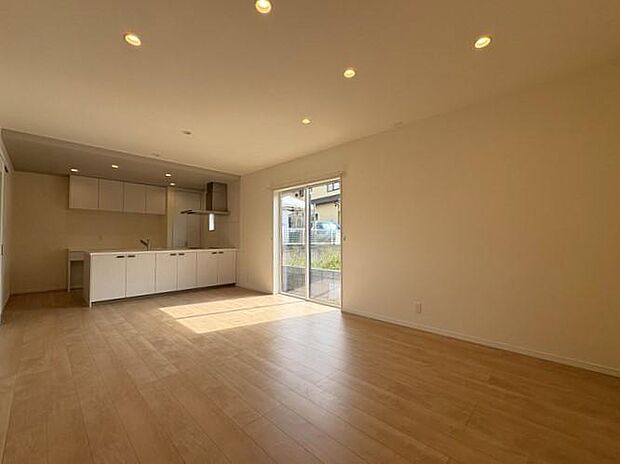 18帖のLDK♪すべての電気を埋め込み式のダウンライトにしており、お部屋全体が温かい色合いです。些細なことも相談にのってもらえる、ワクワクしながらお家を探せる、そんなお店づくりを心掛けています♪