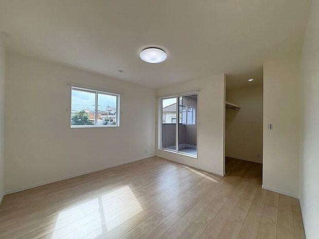 2階にある約8帖の洋室です♪主寝室としても使いやすく、バルコニーとウォークインクローゼットとの導線も良い、家事時短導線です♪