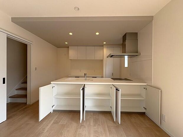 リビング側の収納スペースは、容量もあるので、物が多くなりがちなリビングの小物を収納しやすいです♪扉を閉めるとスッキリとした空間へ♪