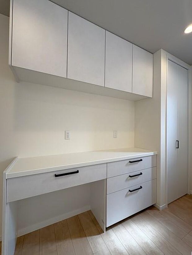 SUMiTASブランドの新築住宅には、キッチンのカップボードが備え付けです。上部・下部の二段に分け、ゴミ置き場スペースも用意した収納です。ものが多くなるキッチンを広く使えるための工夫です♪